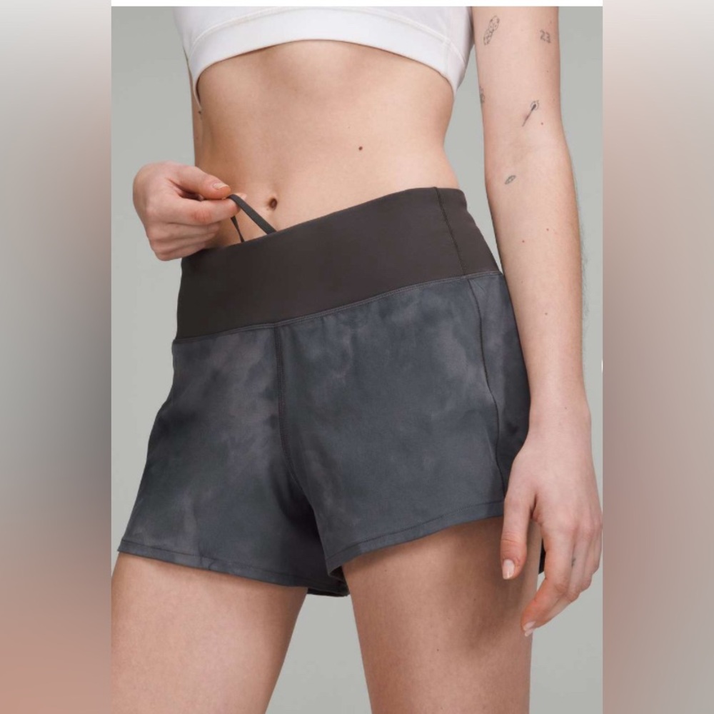 Lululemon Speed Up Mid-Rise Lined Short 4"
Diamond Dye Pitch Grey Graphic